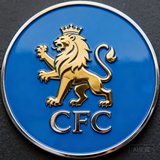 切尔西足球俱乐部蓝色圆形队徽，金色狮子图案与CFC字母组合